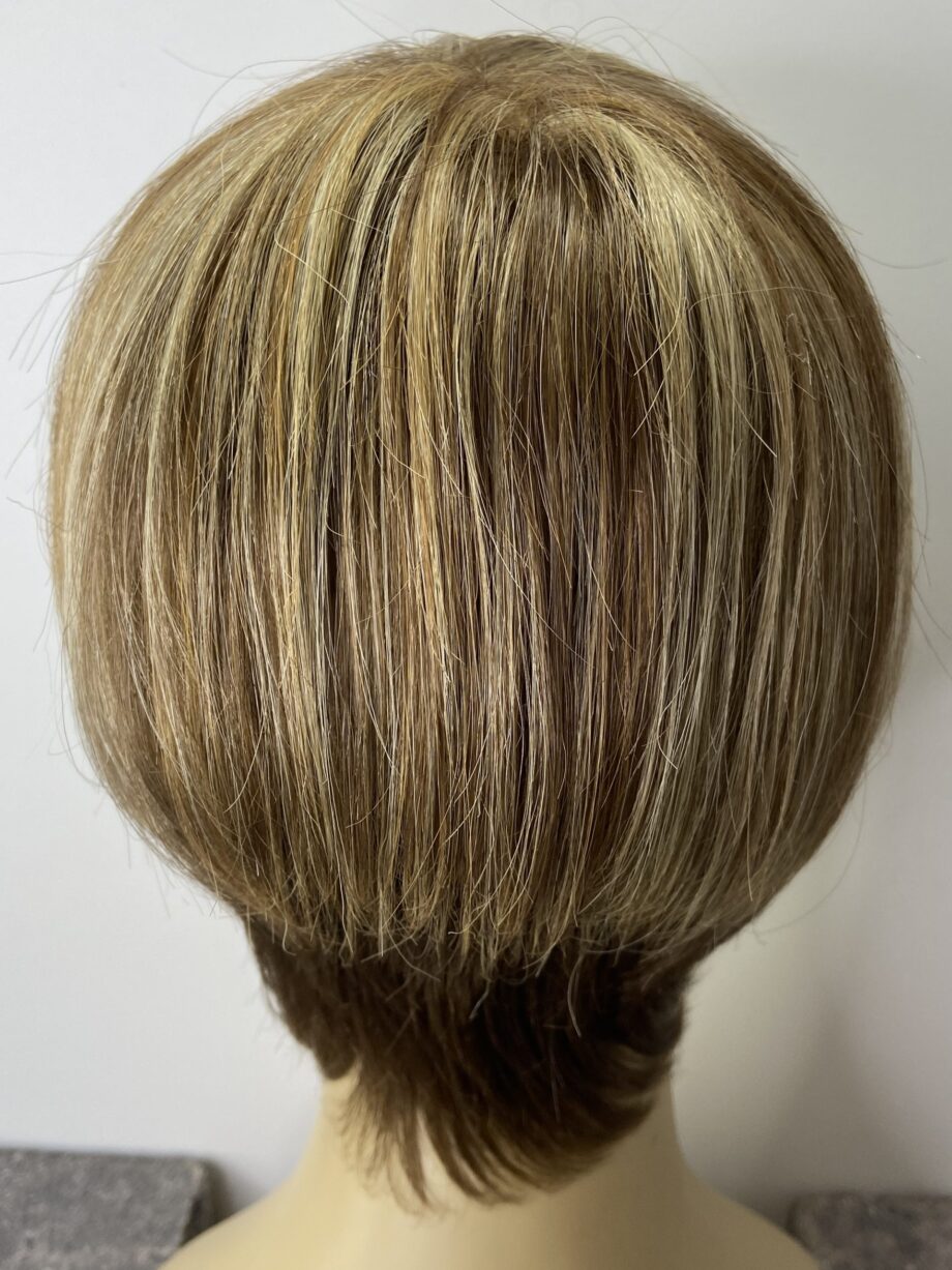 Blonde short wig. Pplblss799