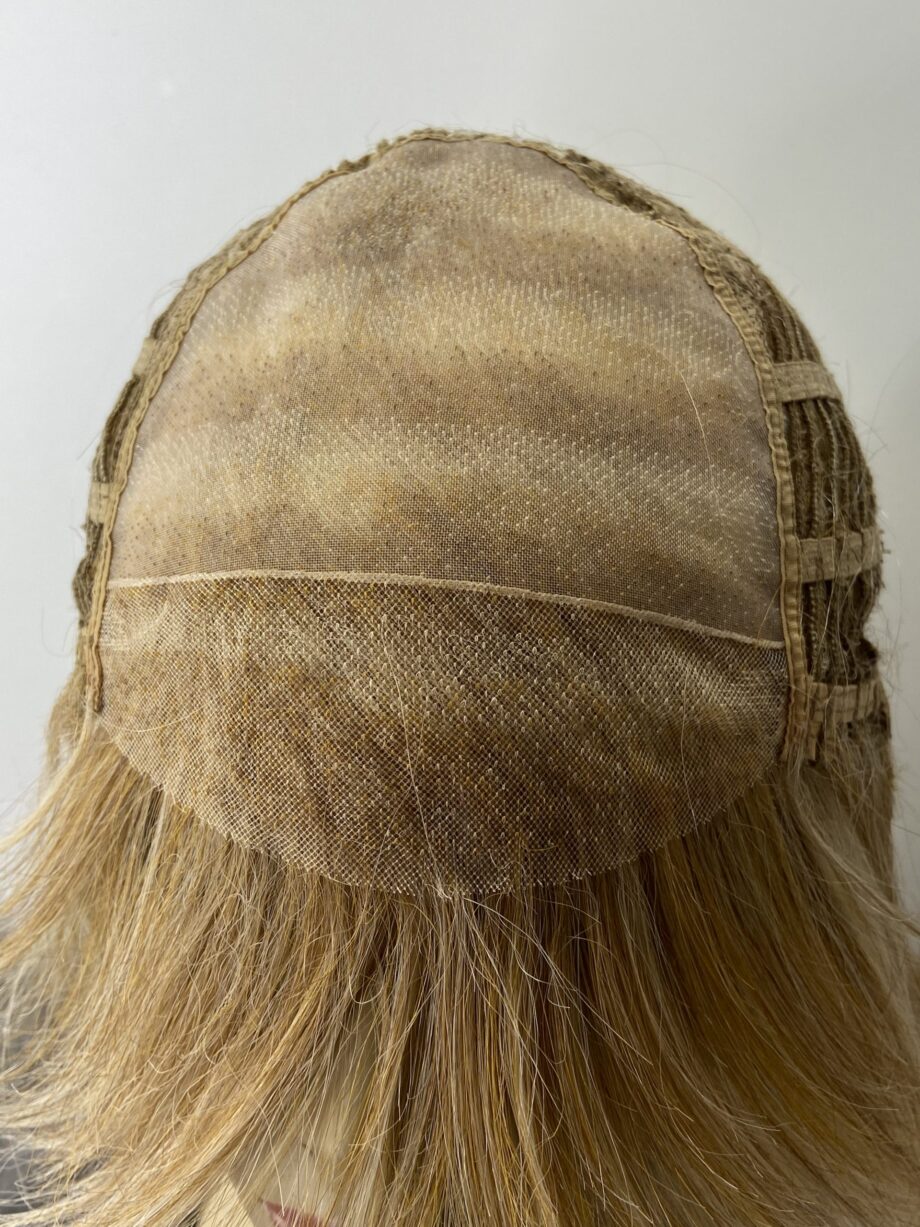 Light blonde silky wig. Pplblms796
