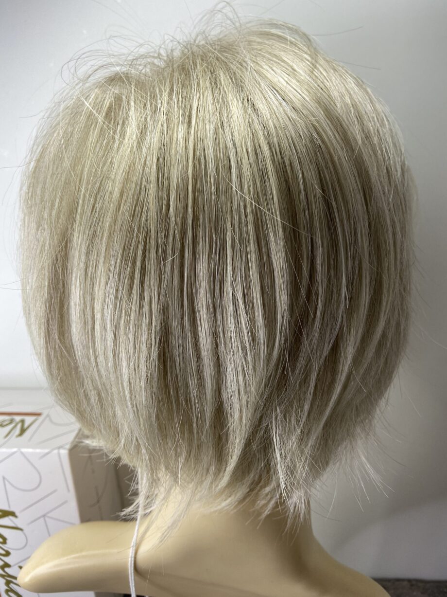 New. Platinum blonde wig. Nblss82