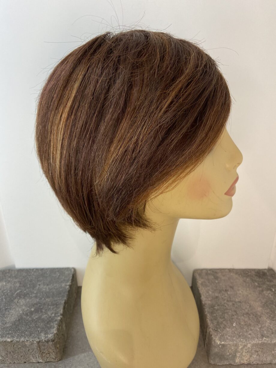Reddish brown short wig. Rss586