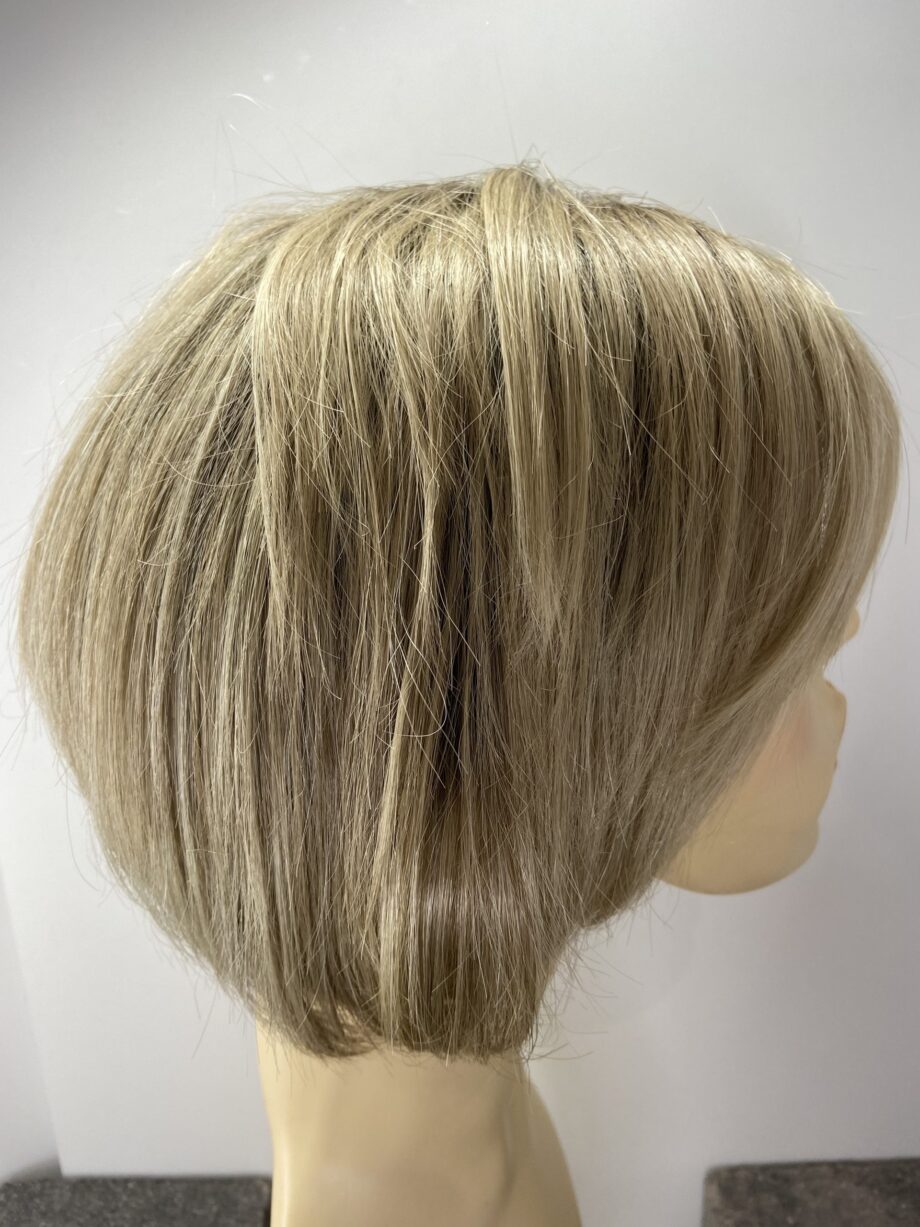 Rooted blonde wig. Pplblms7991