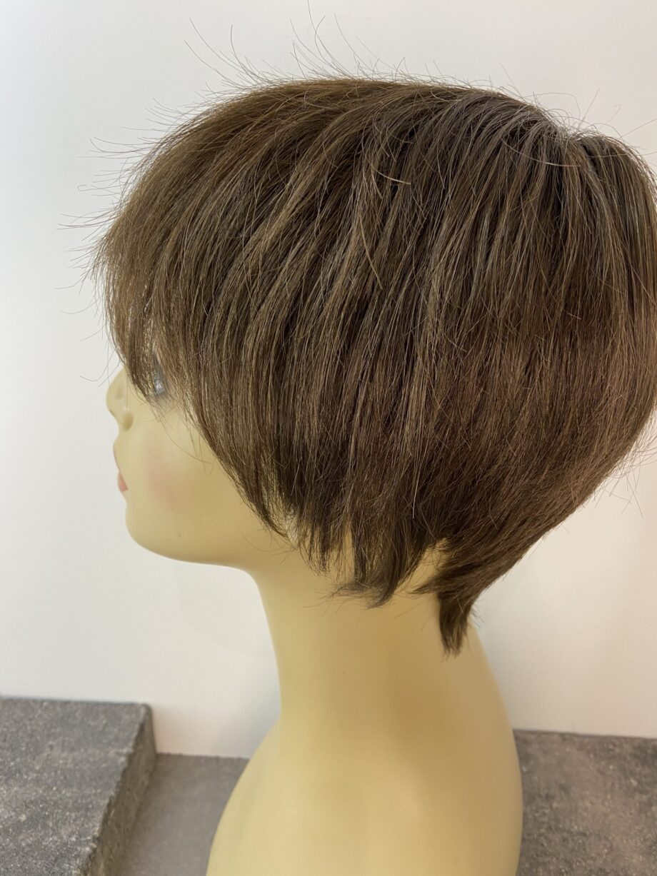Short brown wig. Brss582