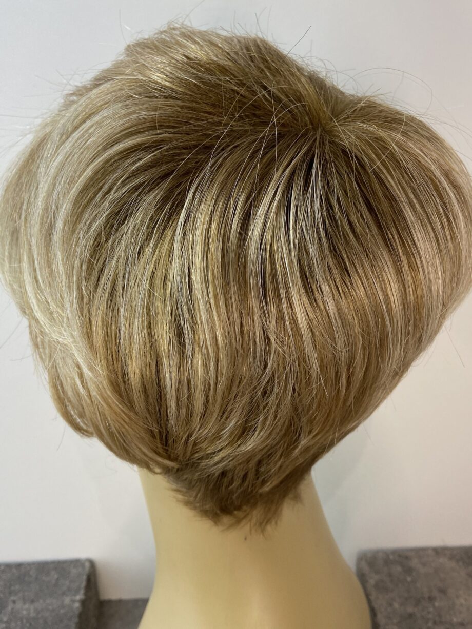 Rooted blonde wig. Blss587