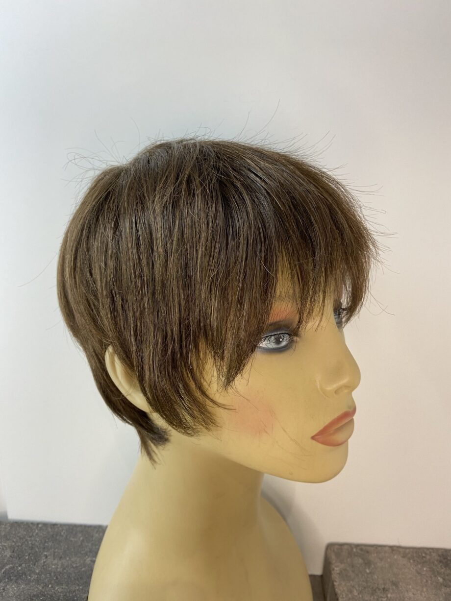 Short brown wig. Brss582
