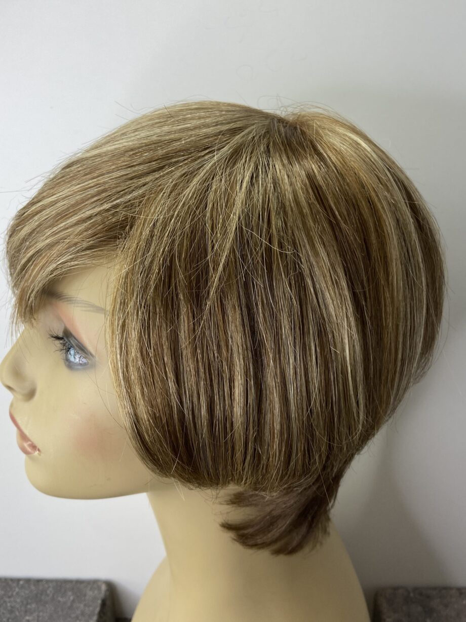 Blonde short wig. Pplblss799