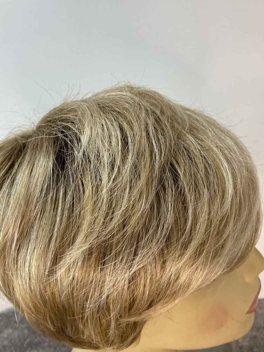Rooted blonde wig. Blss587