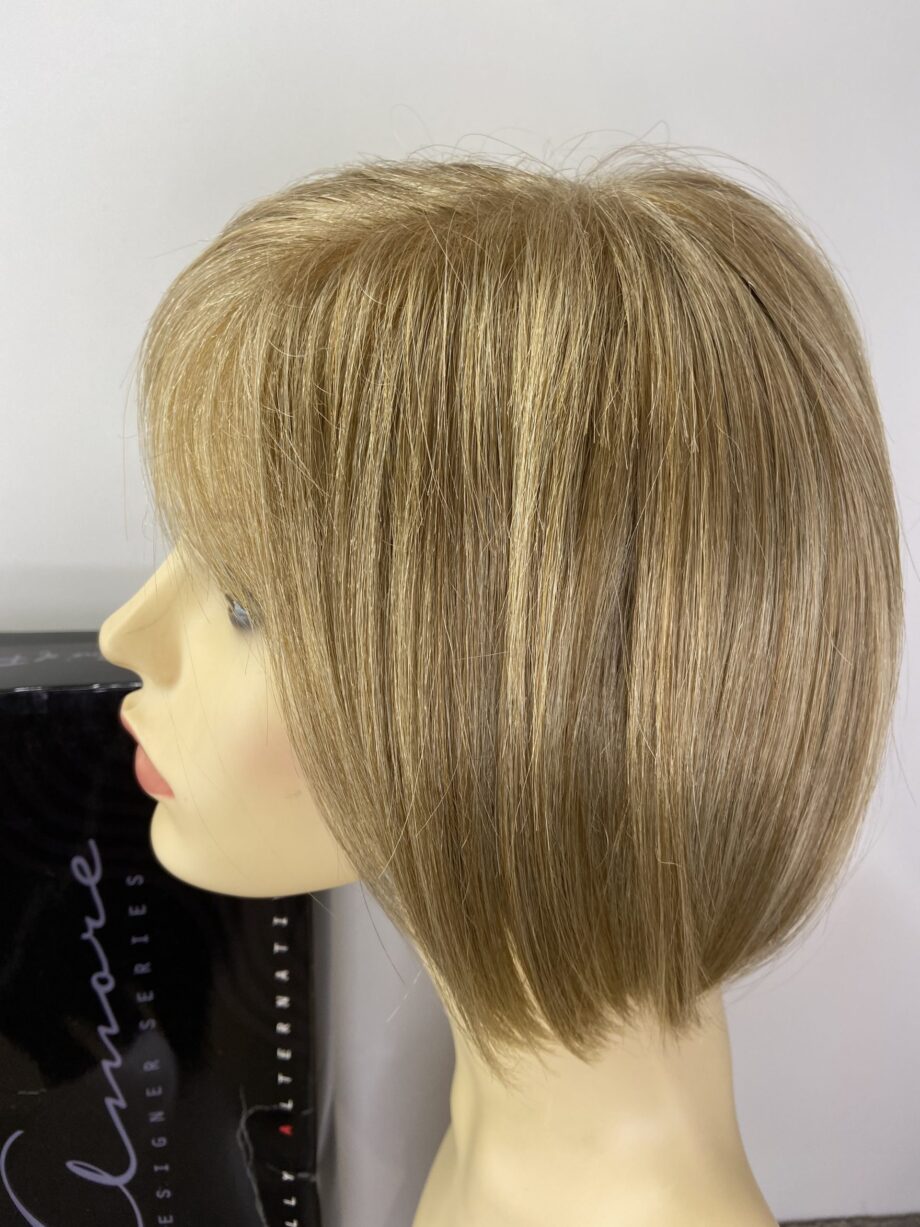 Boxed blonde shiny wig. Bblms84