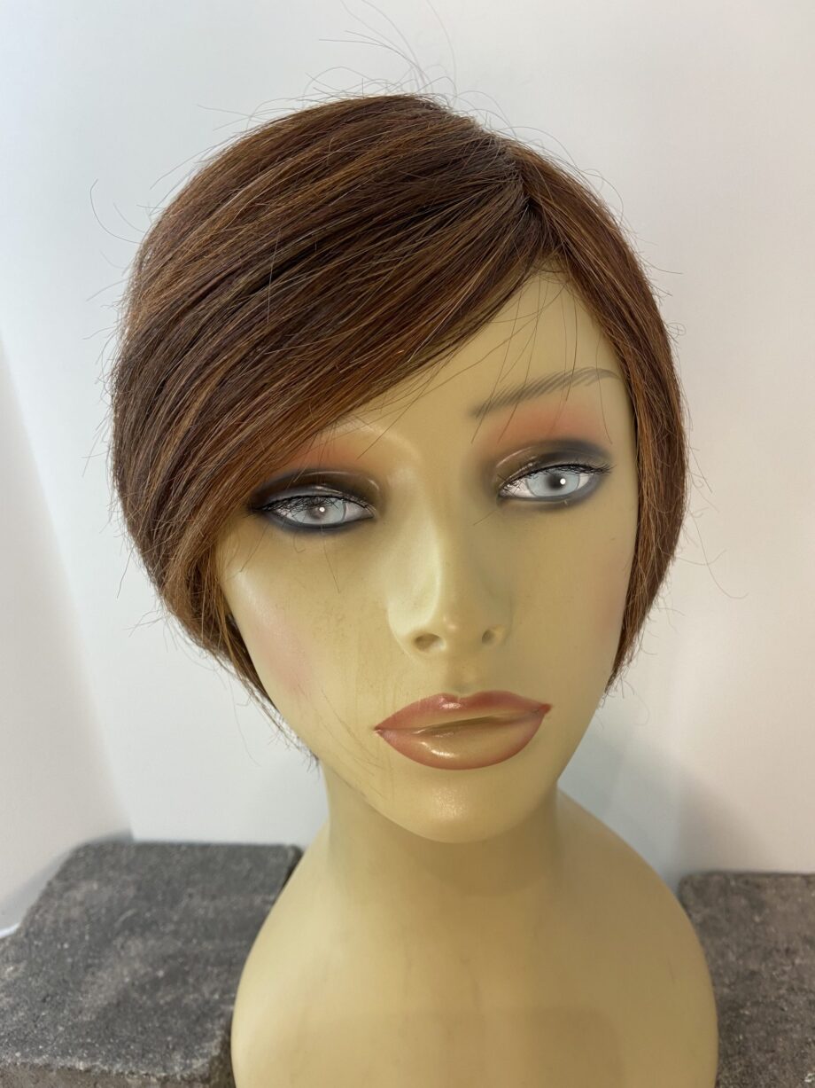 Reddish brown short wig. Rss586