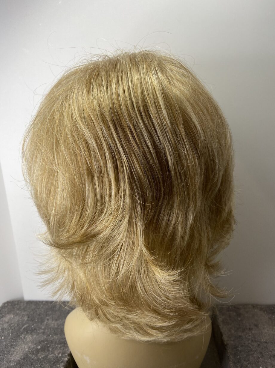 Long blonde wig. Pplblmc7997