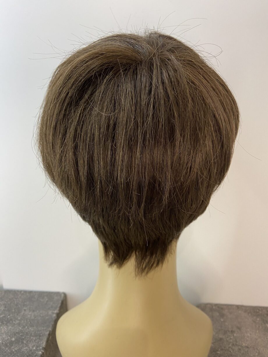 Short brown wig. Brss582