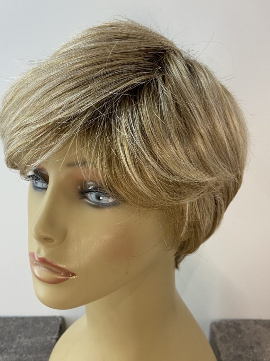 Rooted blonde wig. Blss587