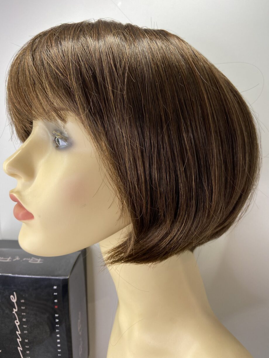 New boxed Brown Bob wig. Bbrss73