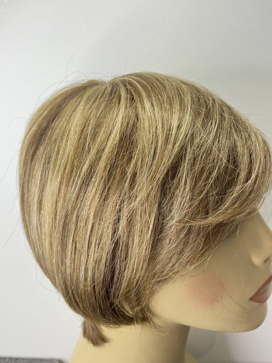 Blonde short wig. Pplblss799