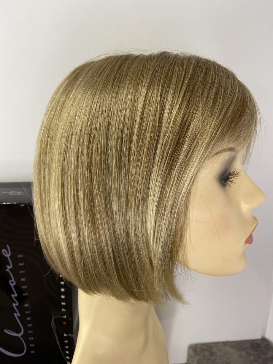 Boxed blonde shiny wig. Bblms84