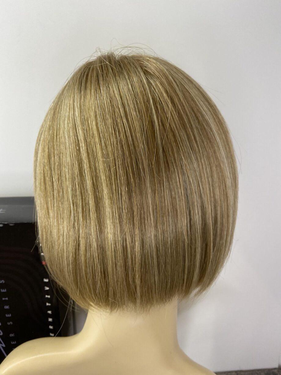 Boxed blonde shiny wig. Bblms84