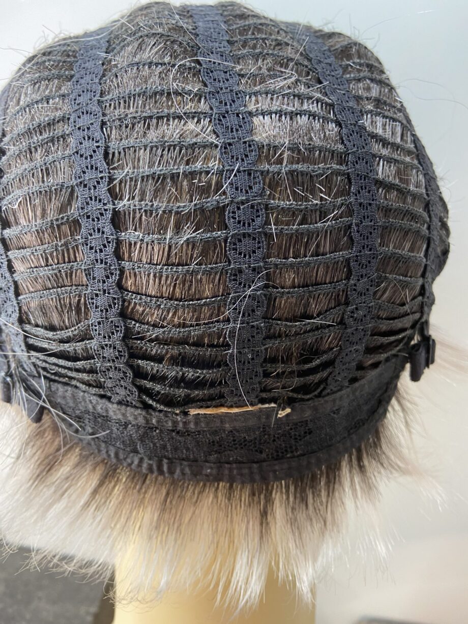 Elegant silver grey wig. Pplgss302