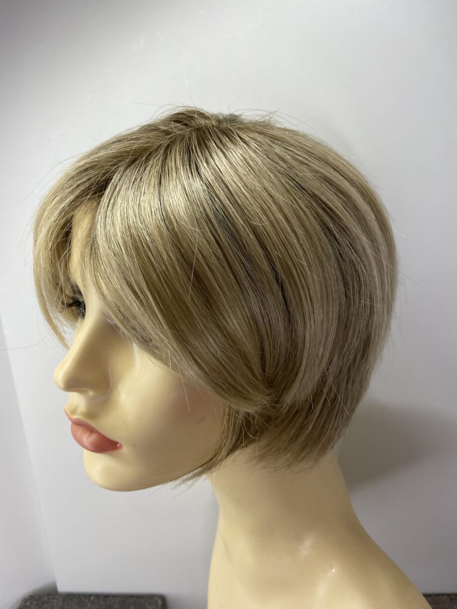 Rooted blonde wig. Pplblms7991