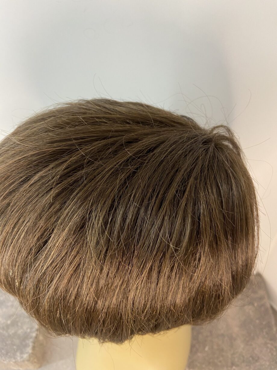 Short brown wig. Brss582