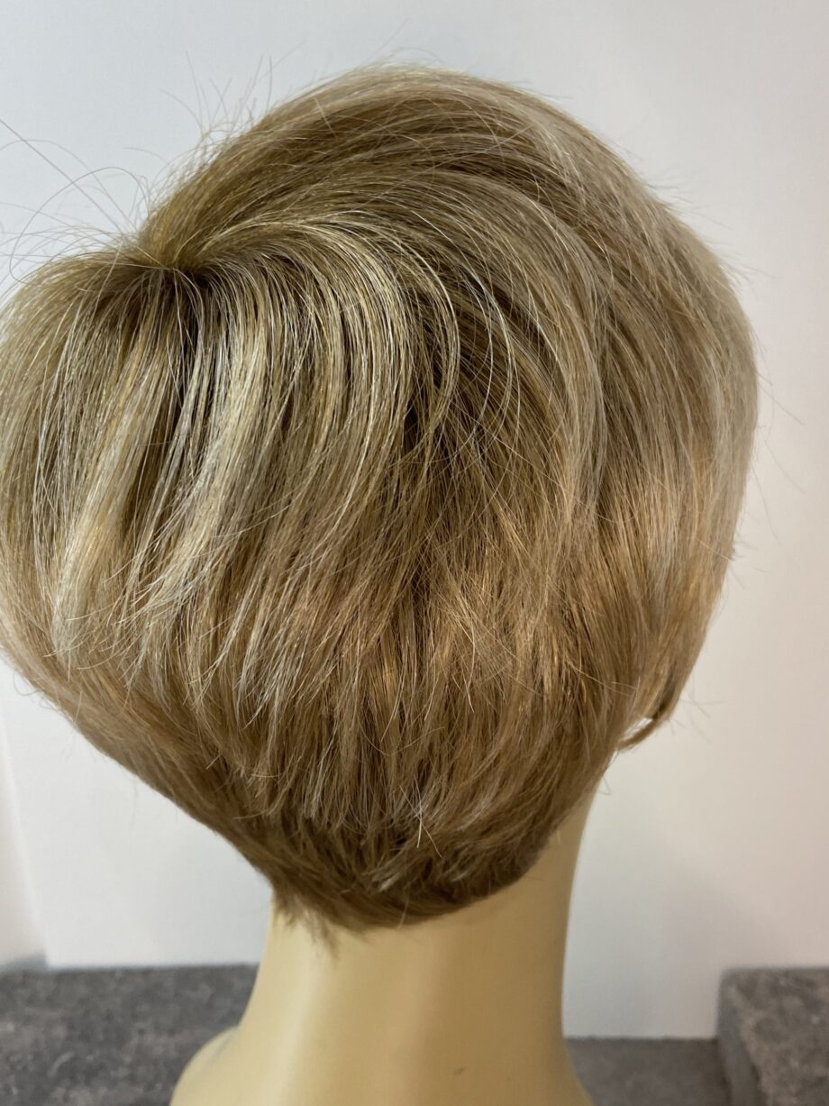 Rooted blonde wig. Blss587