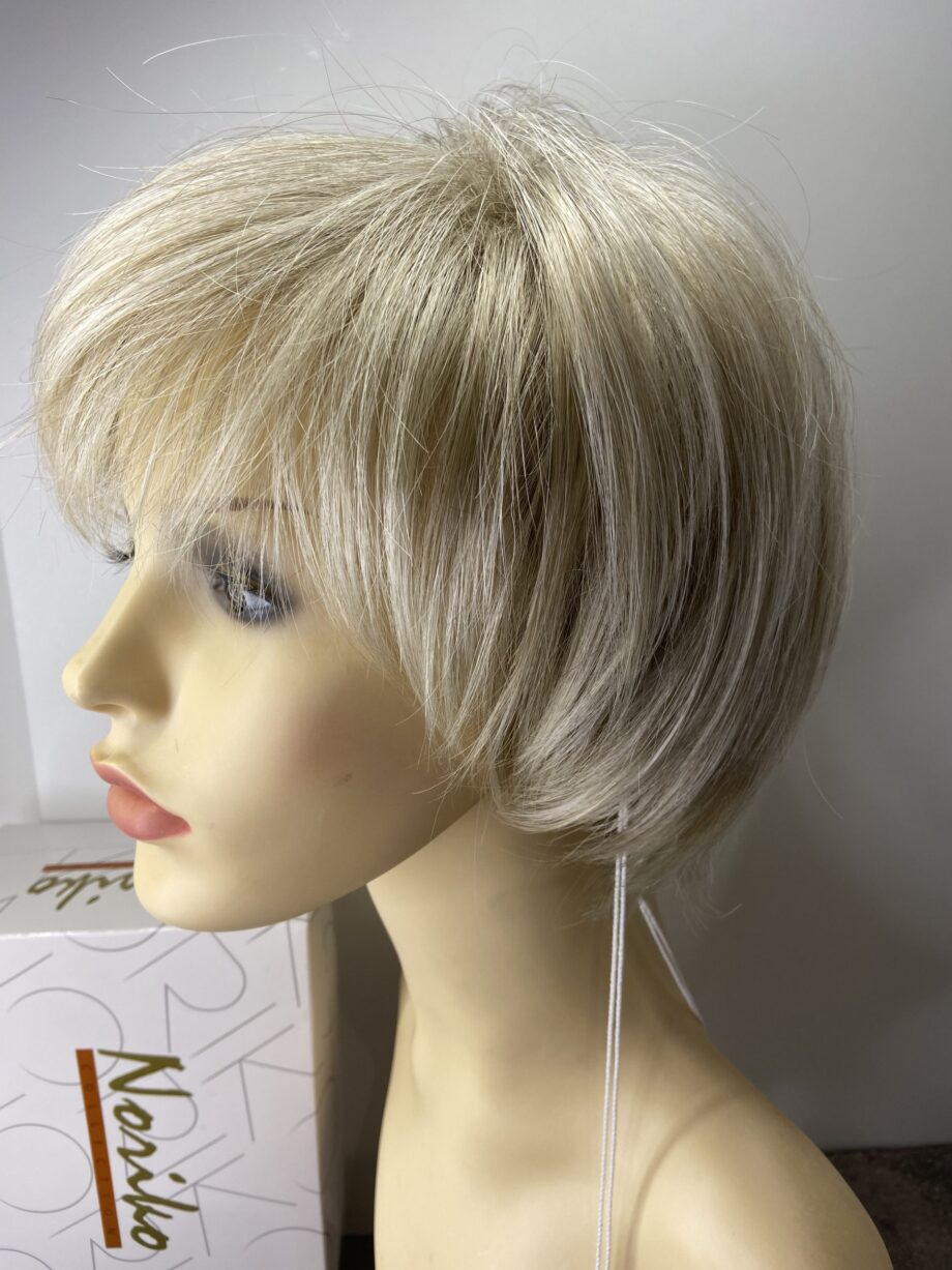 New. Platinum blonde wig. Nblss82