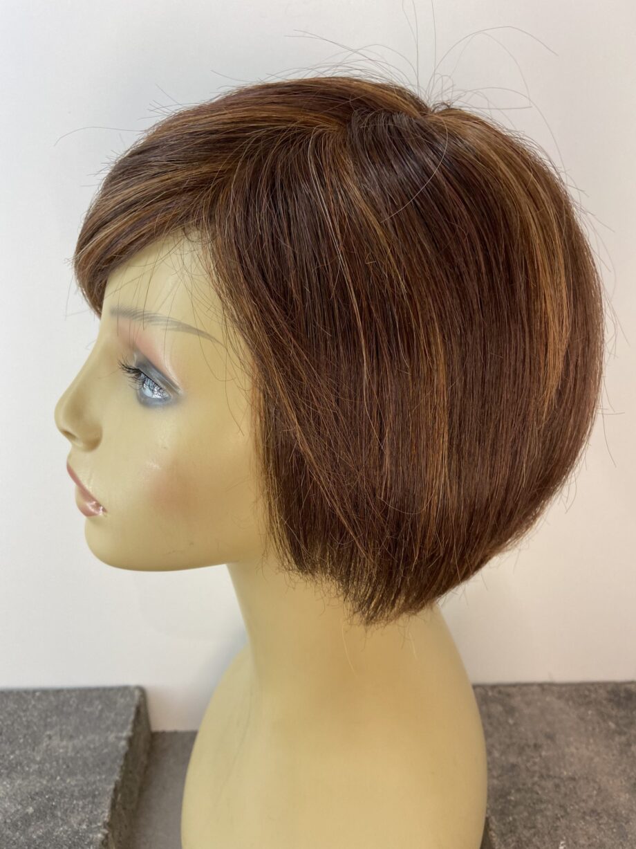 Reddish brown short wig. Rss586
