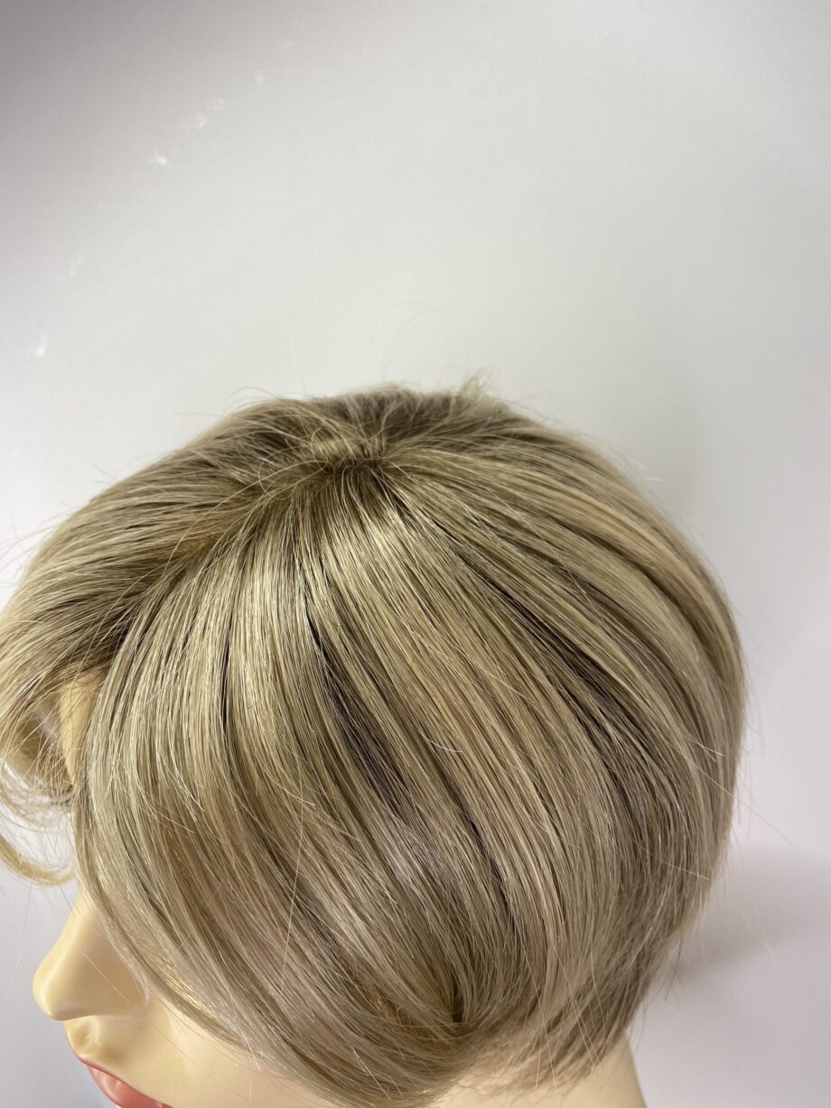 Rooted blonde wig. Pplblms7991