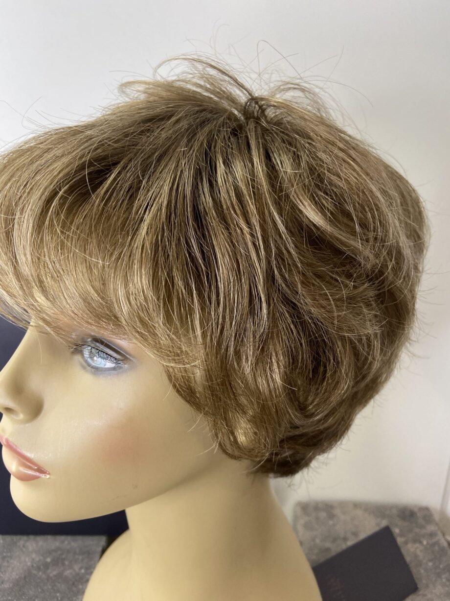 New light brown petite wig. Bblsw87