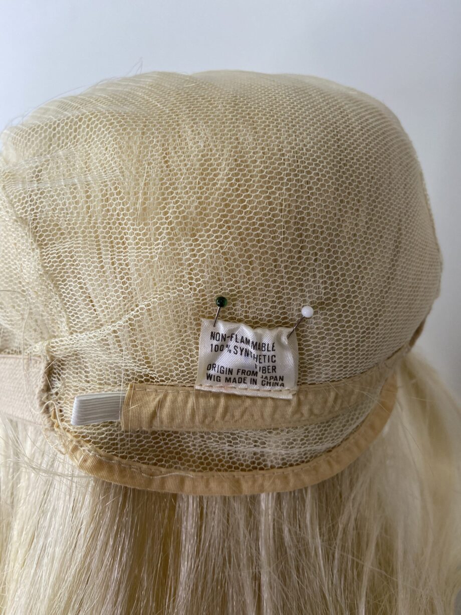Very long blonde wig. Blls305