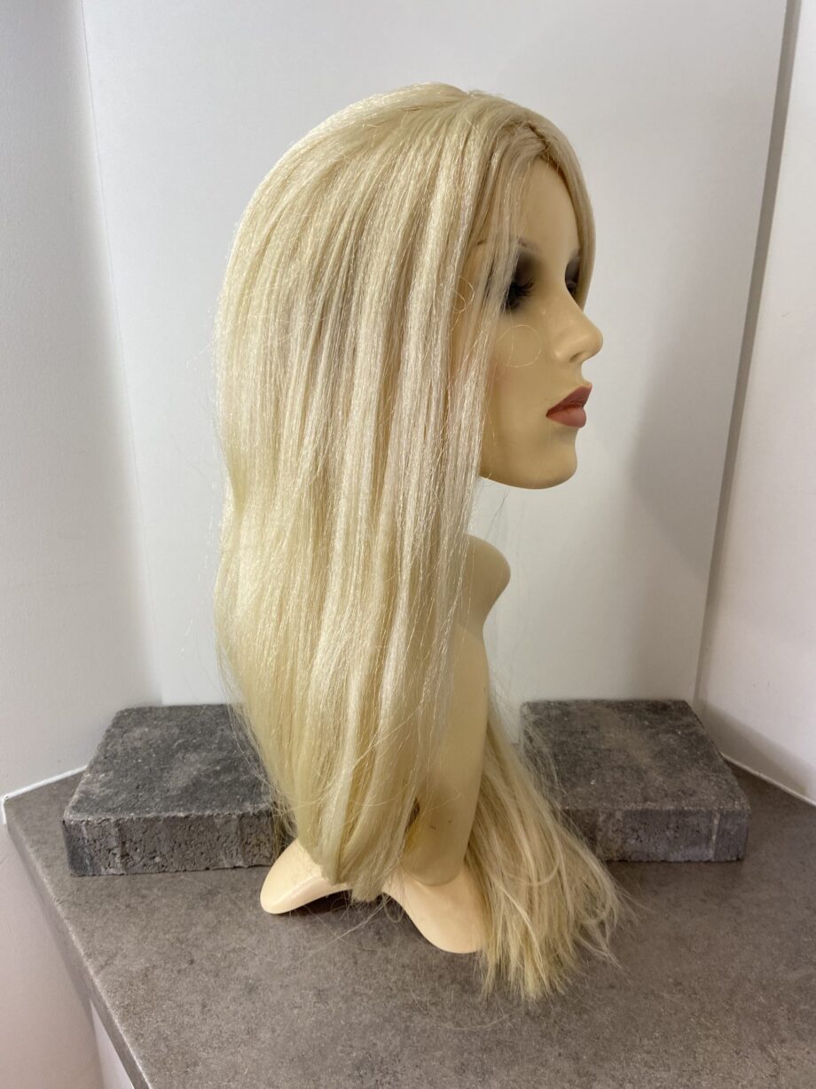 Very long blonde wig. Blls305