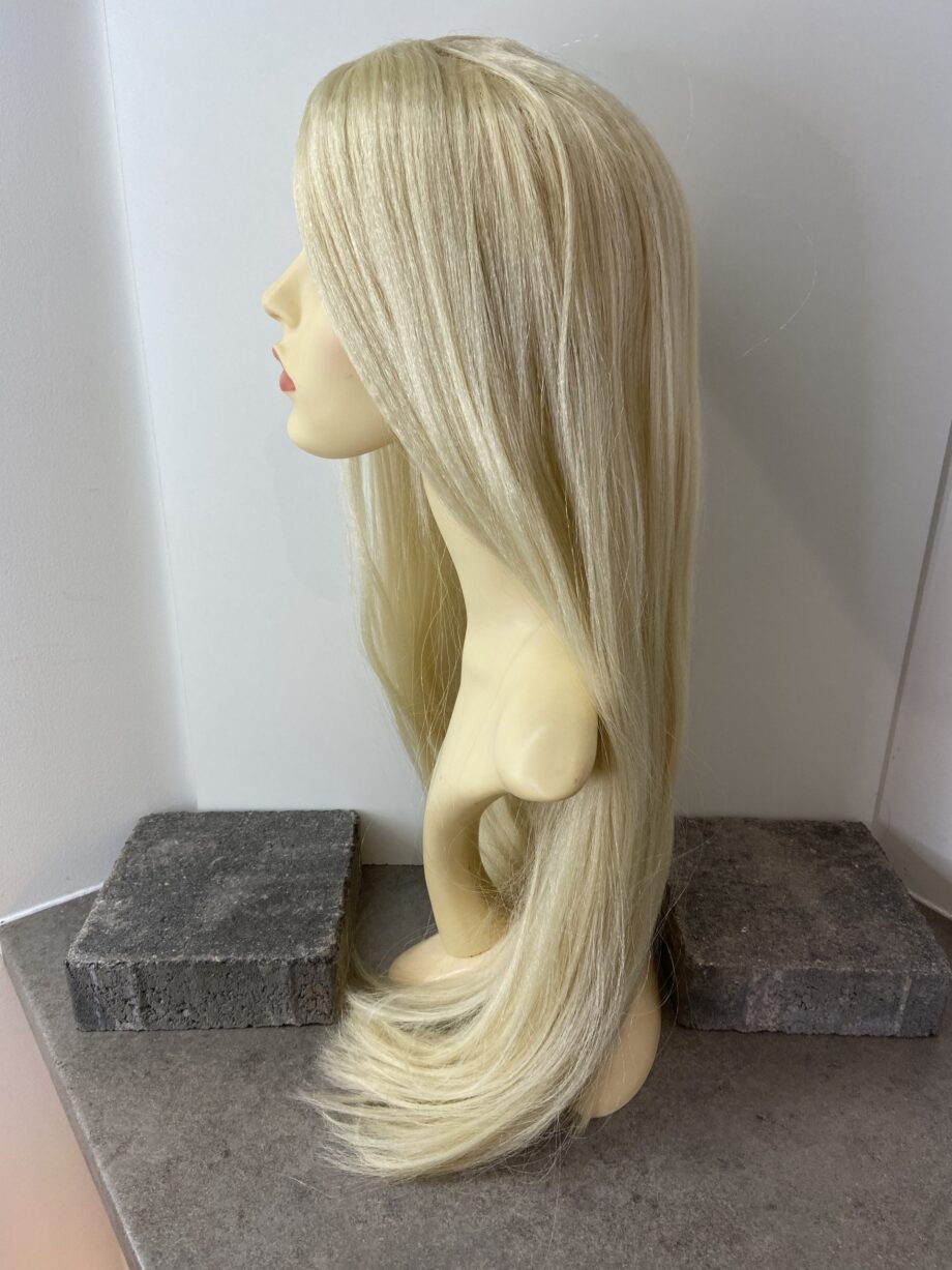 Very long blonde wig. Blls305