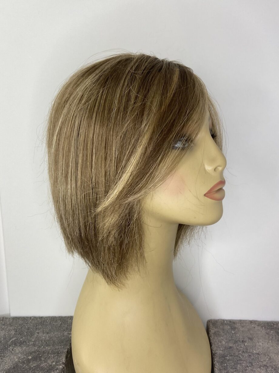 Blonde stylish wig. Pplbrms6032