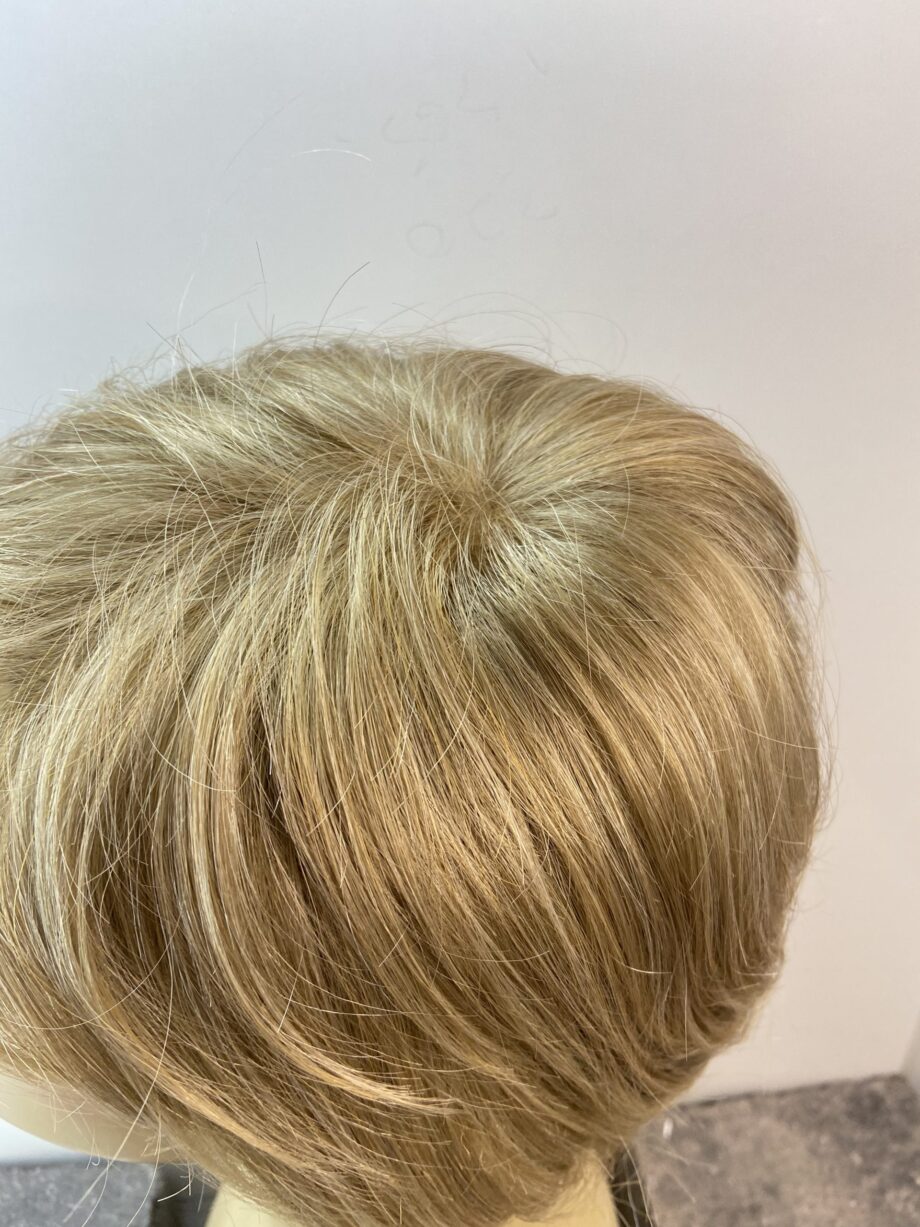 Blonde short wig. Plblss596