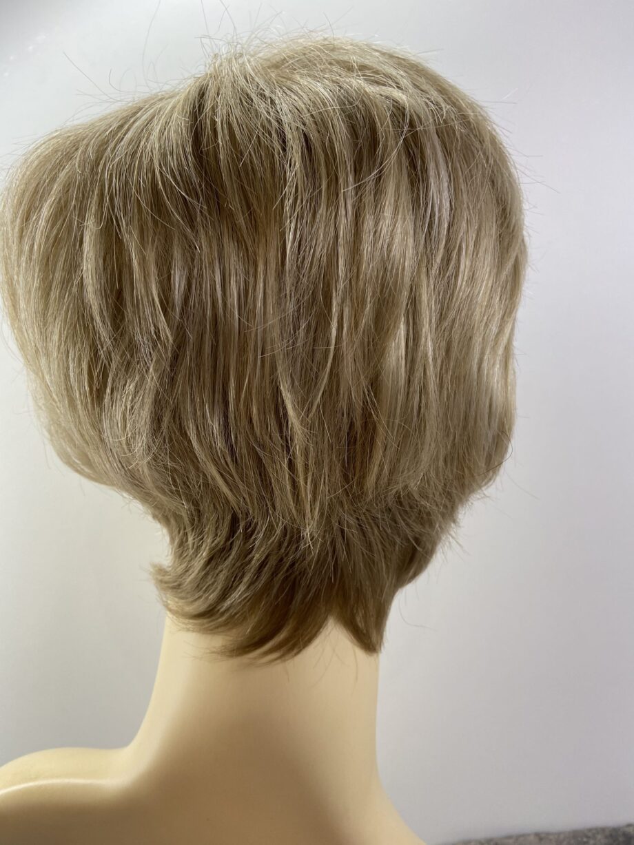 Short blonde wig. Plblss7014