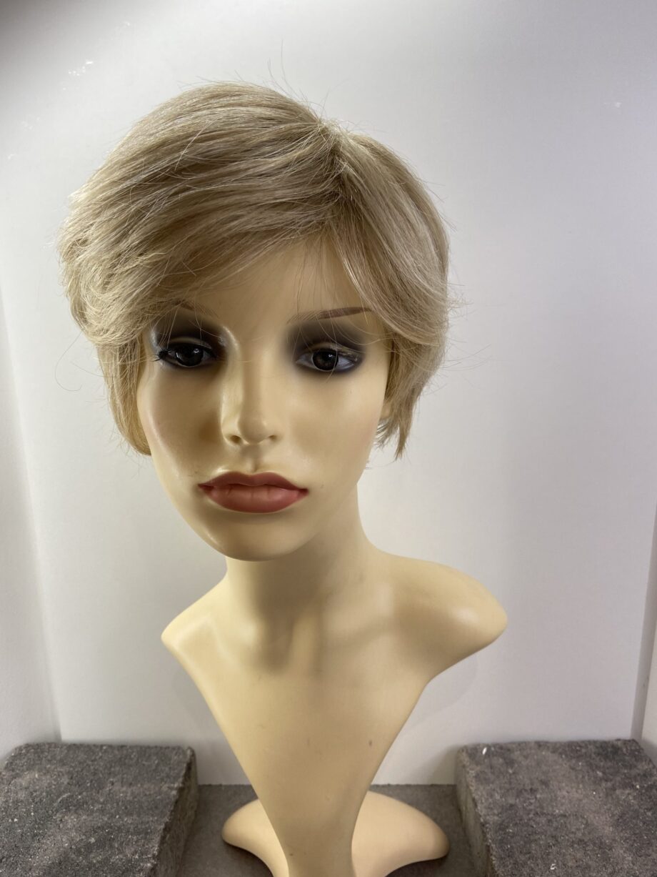 Short blonde wig. Plblss7014