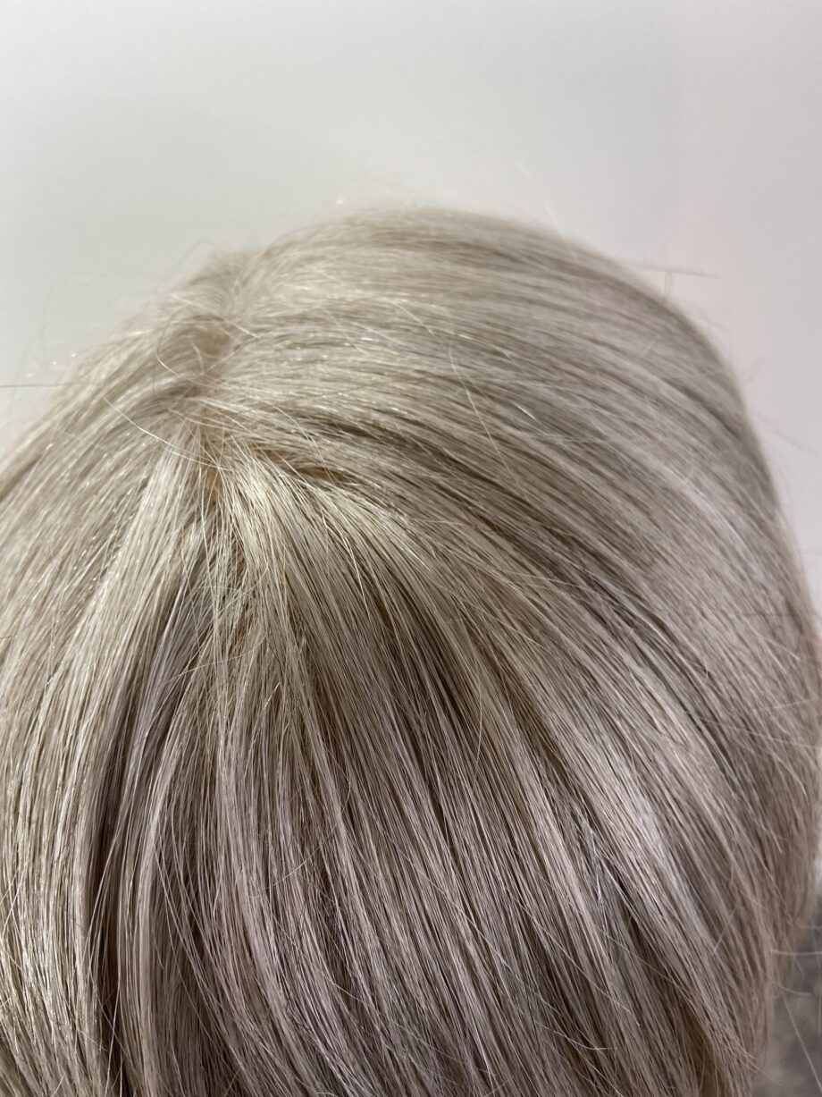 Silver grey wig. Plgss7010