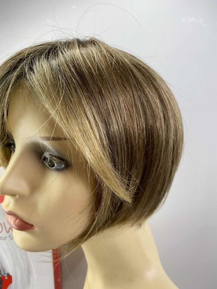 Stunning boxed light drown wig. Bbrss102