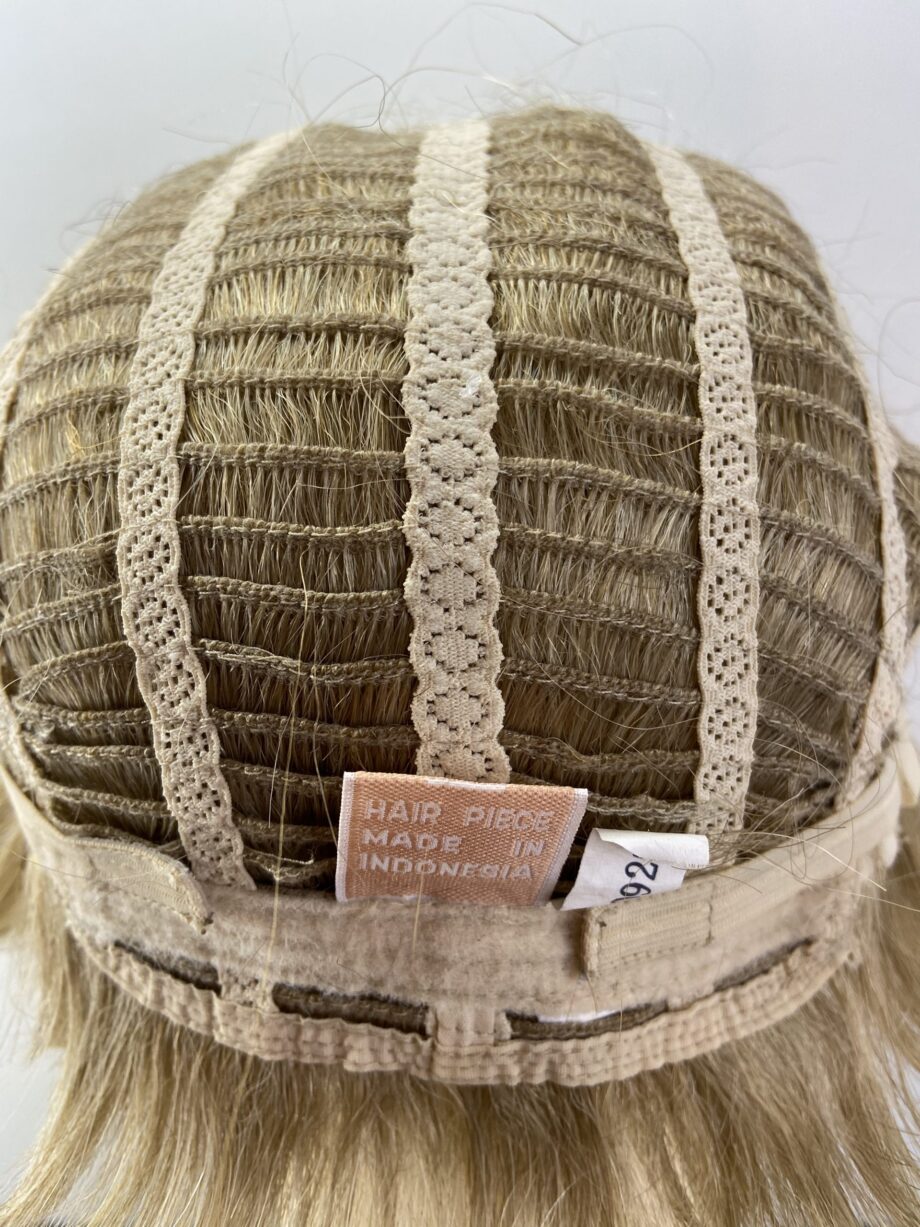 Short blonde wig. Plblss7012
