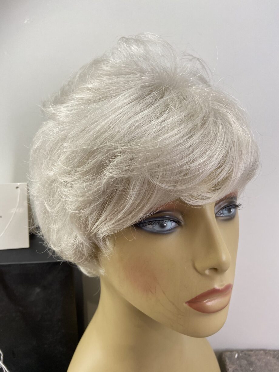 Snow White short new boxed wig. Bsws93