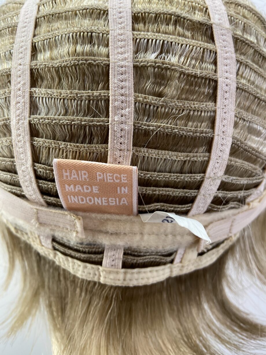 Short blonde wig. Plblss7014
