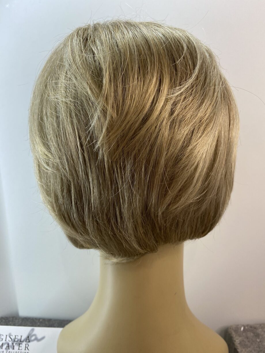 Blonde short wig. Plblss596