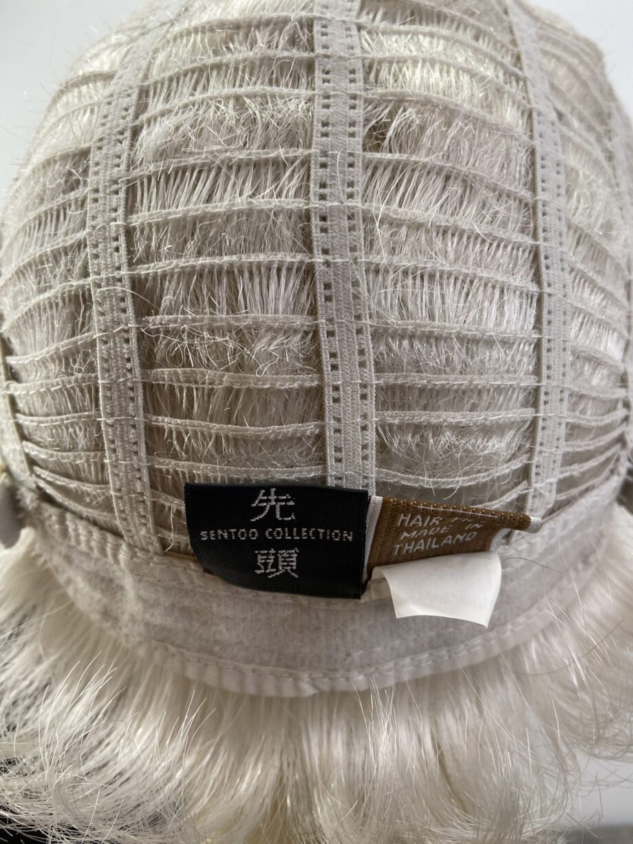 New boxed snow white wig. Wsw95