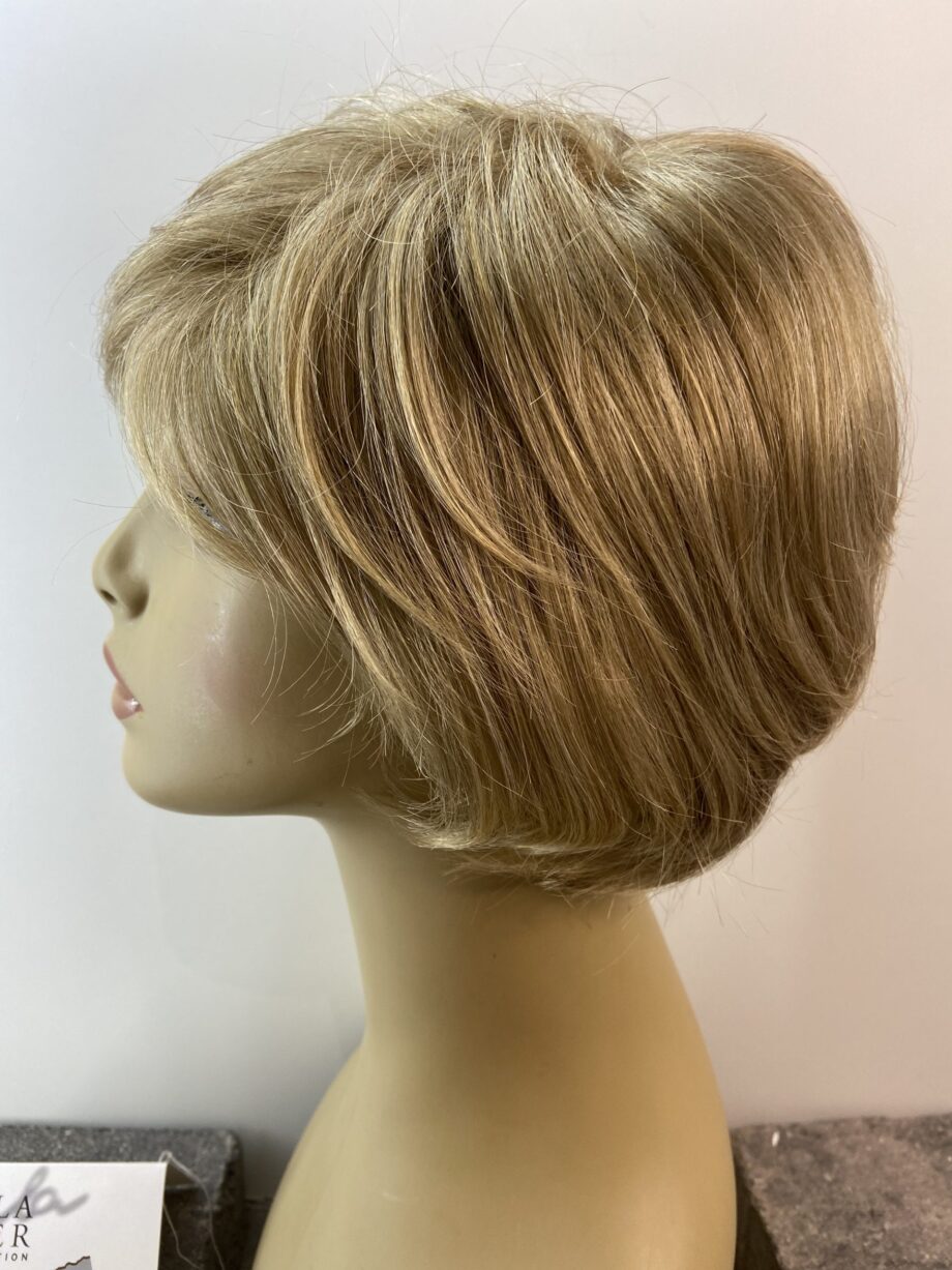 Blonde short wig. Plblss596