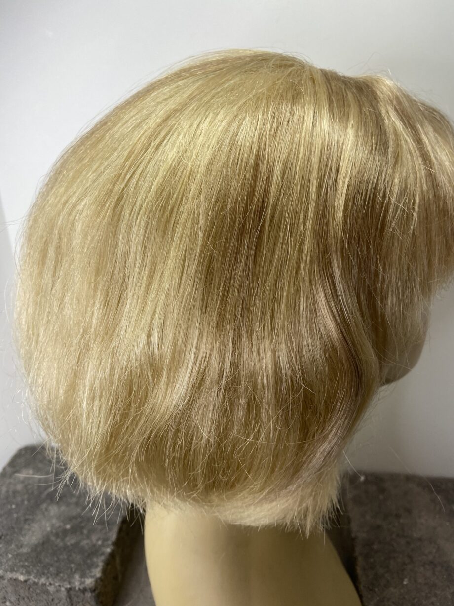 Blonde mid length wig. Plblms6038