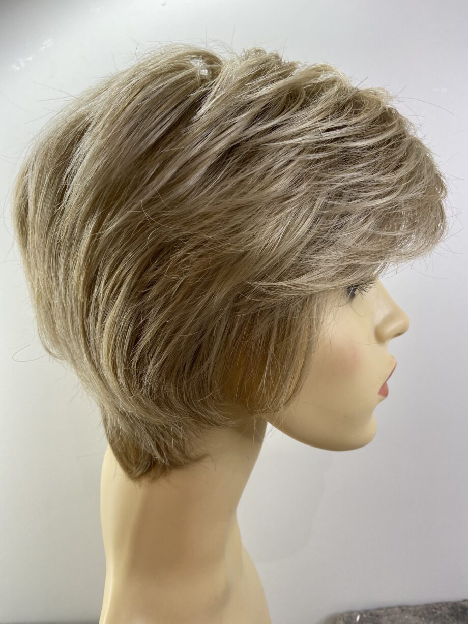 Short blonde wig. Plblss7014