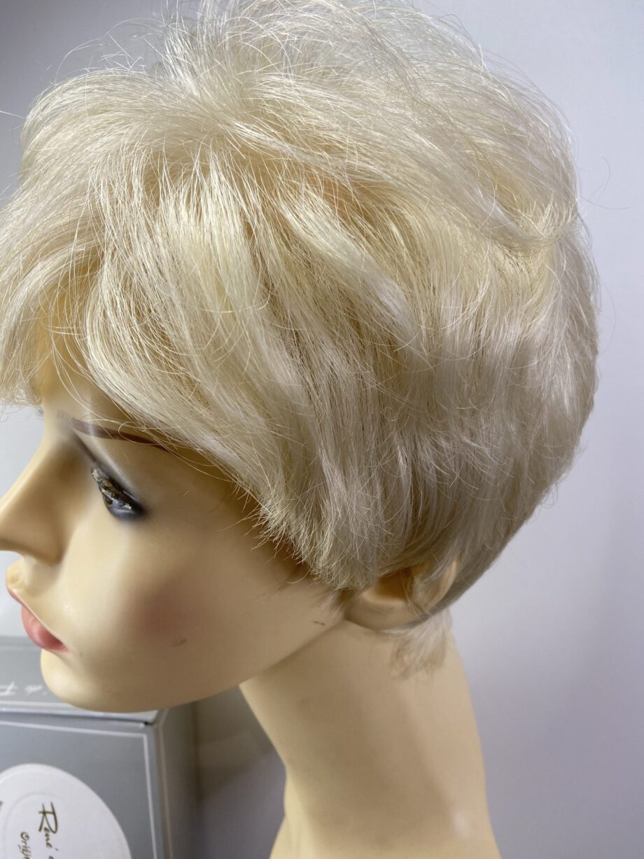 Short neat new blonde wig. Bblsw101