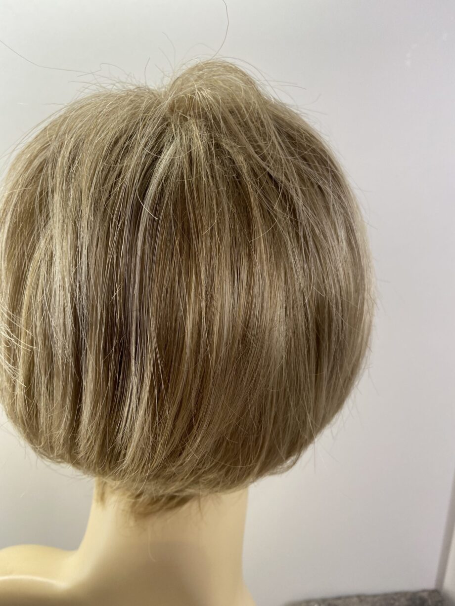 Short blonde wig. Plblss7012