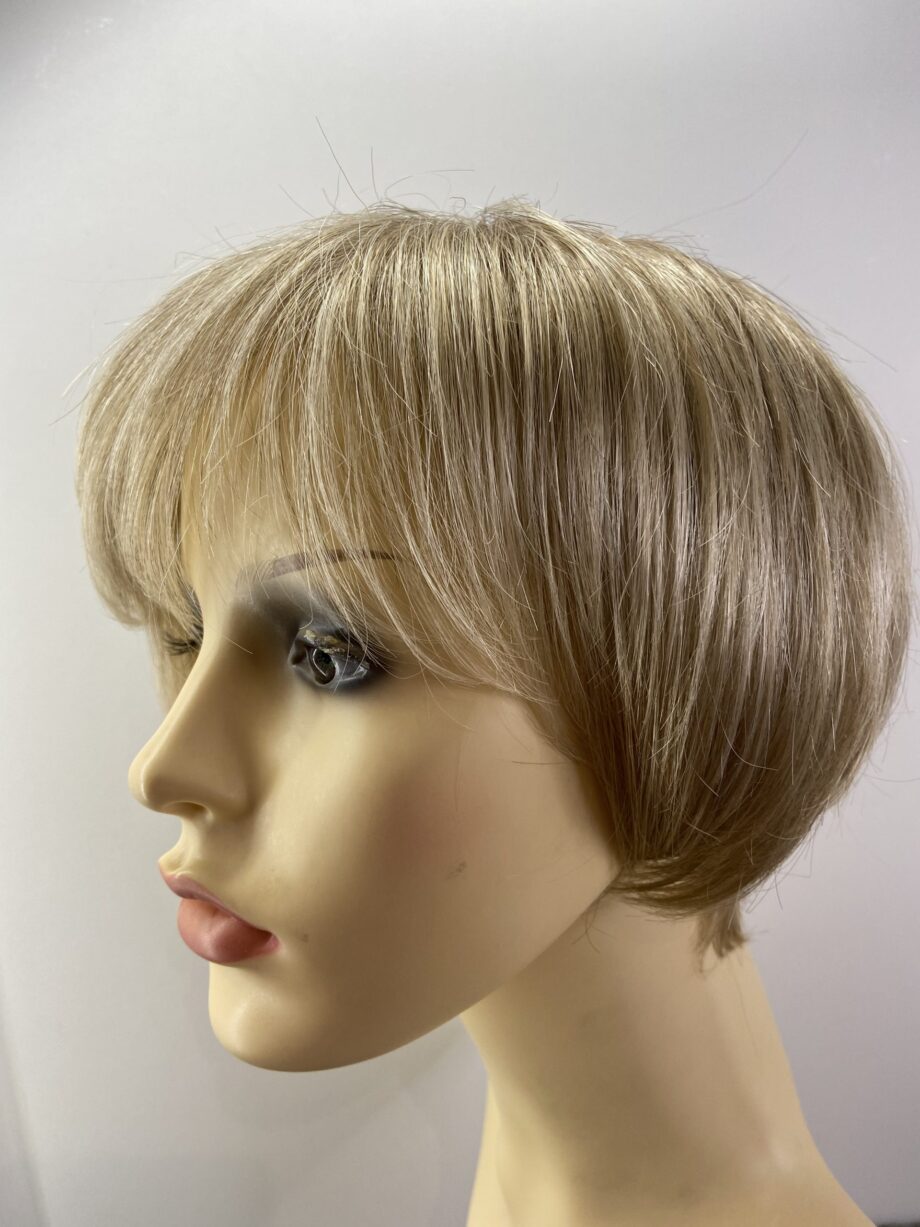 Short blonde wig. Plblss7012