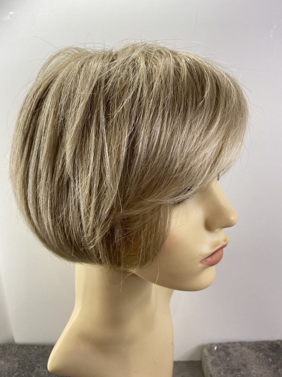 Short blonde wig. Plblss7012