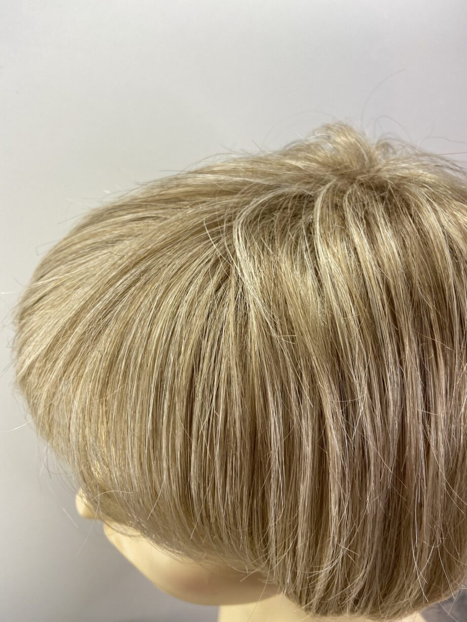 Short blonde wig. Plblss7012