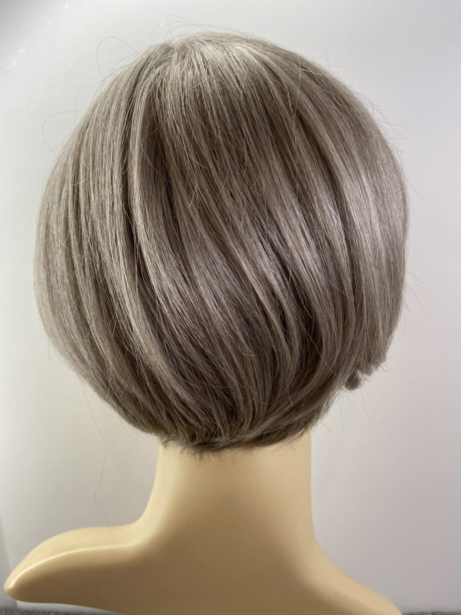 Silver grey wig. Plgss7010
